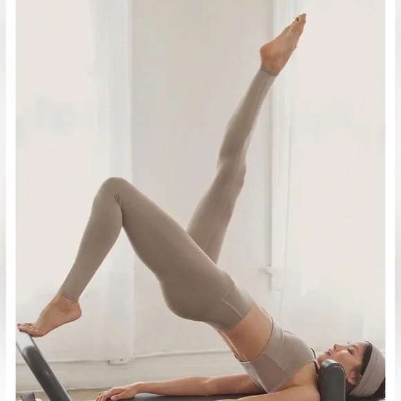 ALO Yoga - 7/8 High-Waist Airlift Legging - Gravel - Size L - Picture 2 of 4